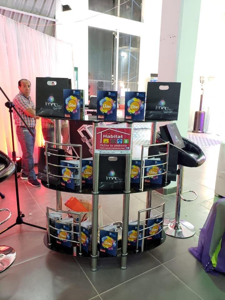 Stand expo con cajas impresas y displays de empresa